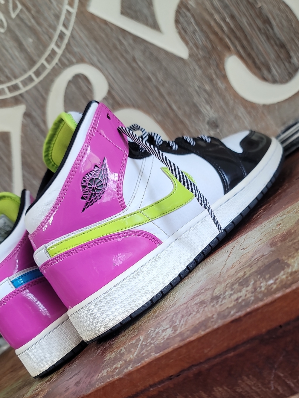 Nike Air Jordan 1 Mid SE "Cyber Active Fuchsia" Wmns 8, Good Condition. - Picture 12 of 16